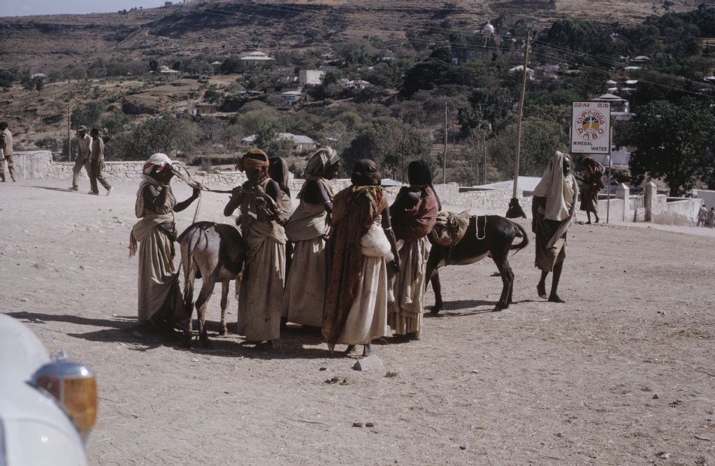 Ethiopia, Harrar, returning market women