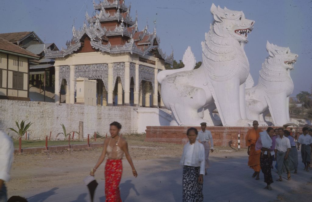 Mandalay, mythical Cinthe, lions at the foot of the hill