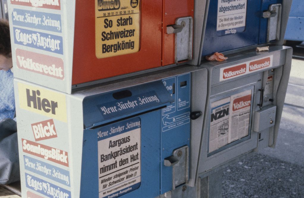 Automatic newspaper dispenser