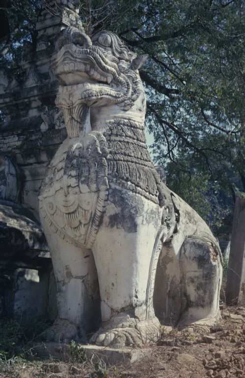 Burma, Cinthe -lion at the entrance of Ava