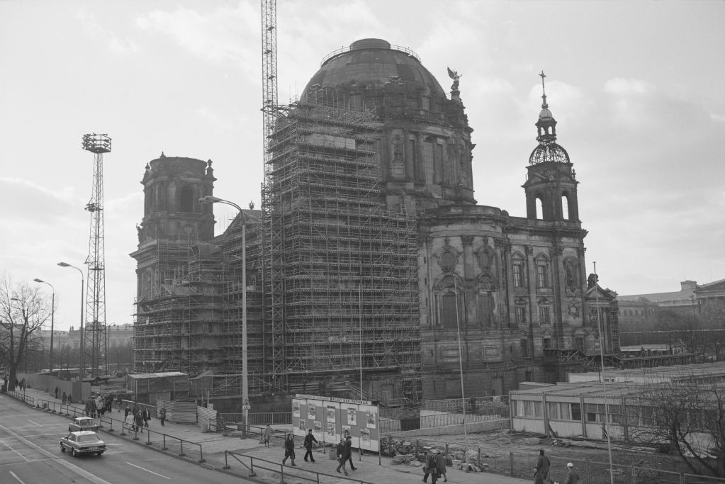 East Berlin, district Mitte, Berlin Cathedral and large construction site Palace of the Republic, view to the north (NE)