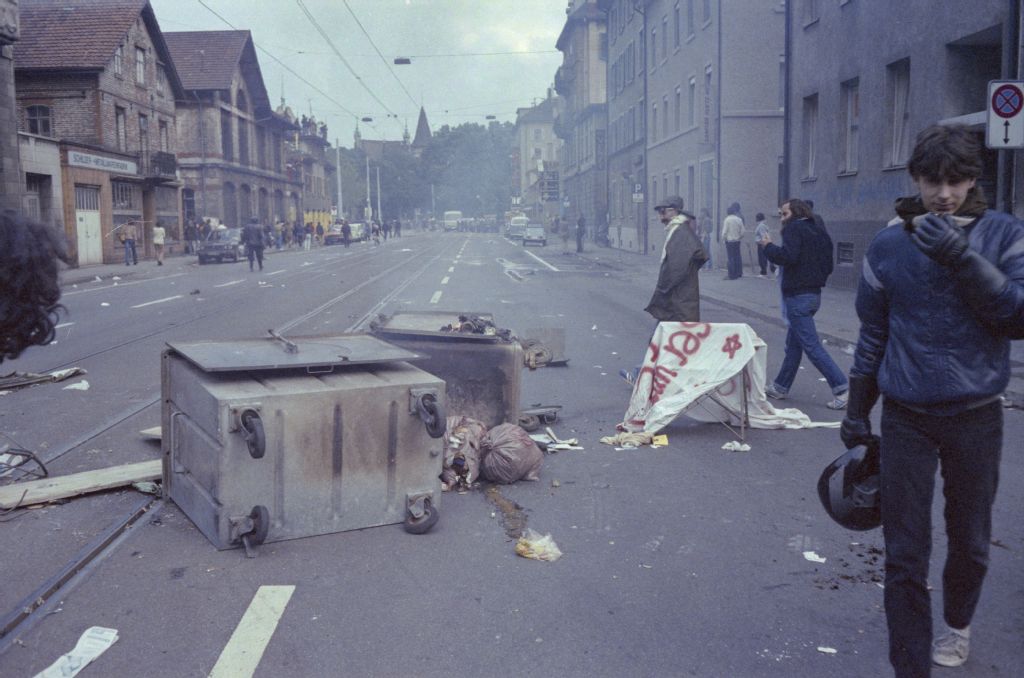 Zurich, Limmatstrasse, AJZ demonstration, building barricades