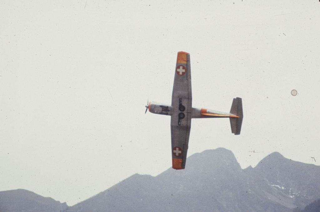 Meiringen, overflight of a training aircraft Pilatus P3