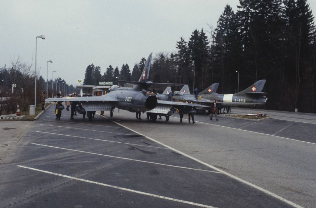 Münsingen, service area, F-5E Tiger as well as Hunter take-off and landing exercises on national road N6/motorway A6