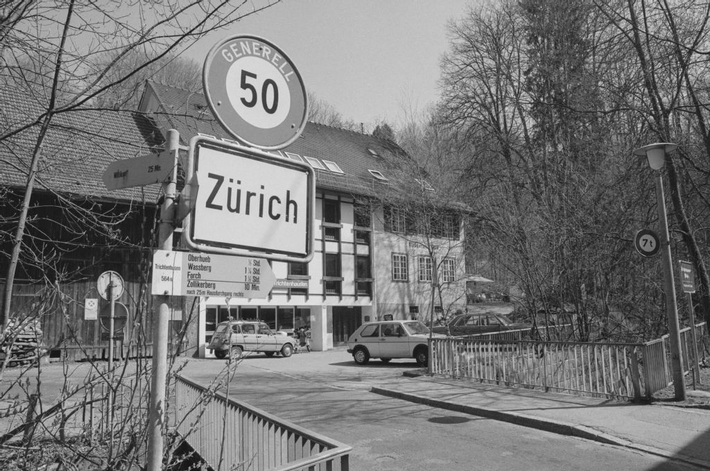 Zürich, Stadtgrenze zu Zollikerberg, Trichtenhausenstrasse 235, Volksschule