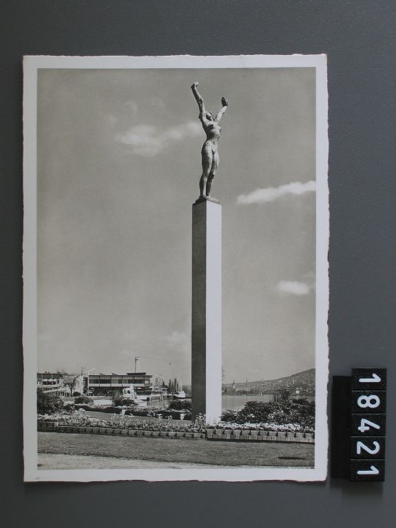 Zürich, Schweizerische Landesausstellung, 1939, Plastik von H. Haller am linken Ufer gegen Zürich