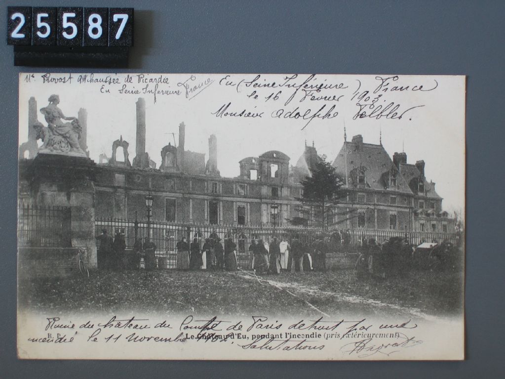 Le Château d'Eu, pendant l'incendie, pris extérieurement