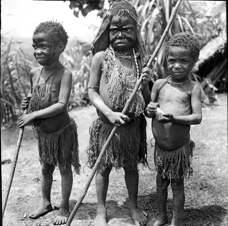 Junge Mädchen das Gesicht mit Pech bestrichen, Akwa, Otibanda