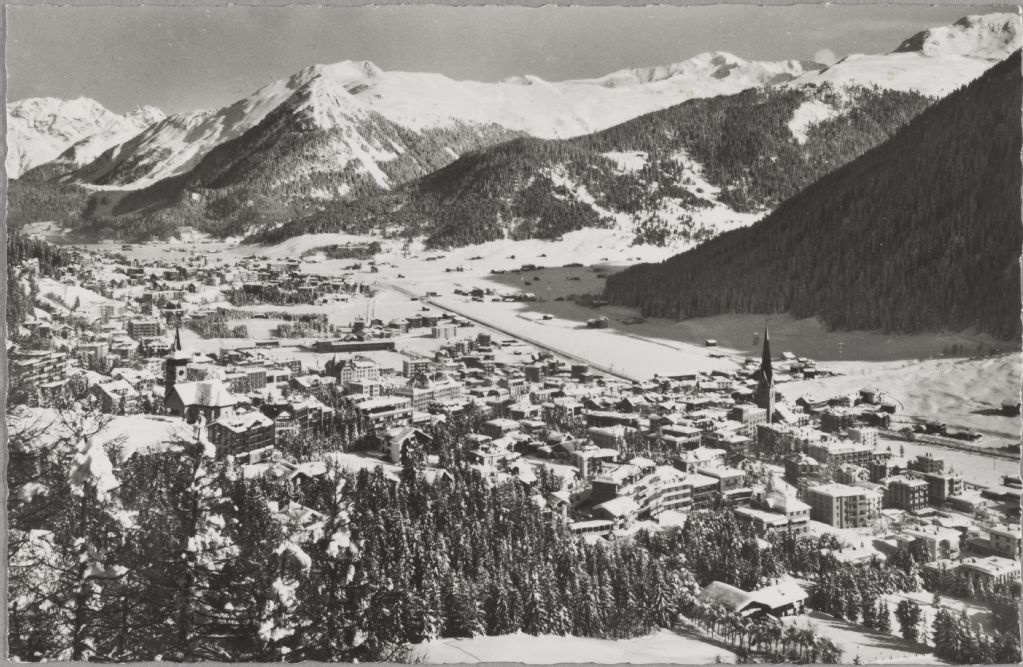 Davos (1560 m) gegen Seehorn u. Pischahorn