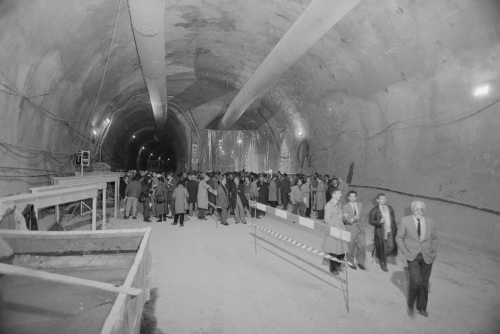 Zurichberg tunnel, SBB breakthrough, suburban train