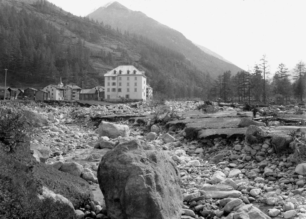 Saas-Almagell, view southeast (SE) to Unters Horn, flood damage after the outflow of Lake Mattmark on 23/24.9.1920