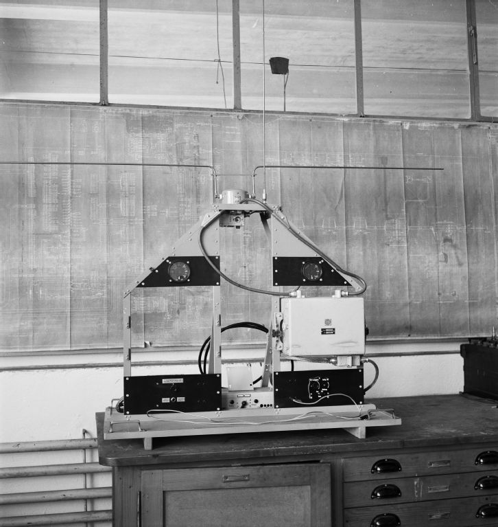 Presumably a test apparatus for surveying Instrument Landing System in the Swissair workshop in Dübendorf
