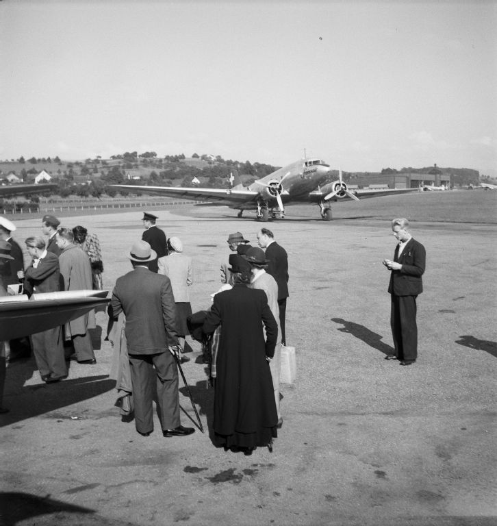 Passengers on the airfield in Dübendorf