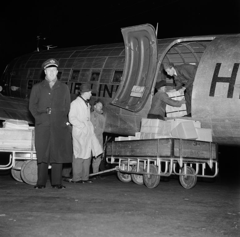 Mail loading into the Douglas C-47 B-5-DK Douglas DC-3 Freighter, HB-IRD at Basel-Mulhouse