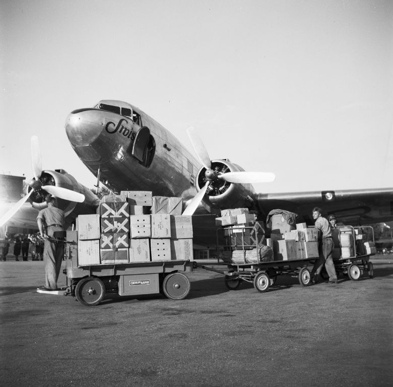 Cargo loading into a Douglas DC-3 of Swissair in Dübendorf