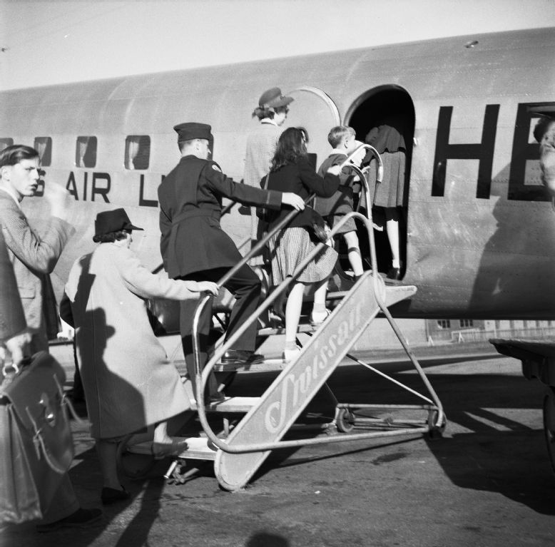 Passengers boarding a Swissair Douglas DC-2 in Dübendorf