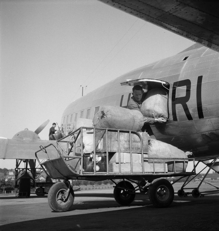 Douglas DC-3-216, HB-IRI being unloaded