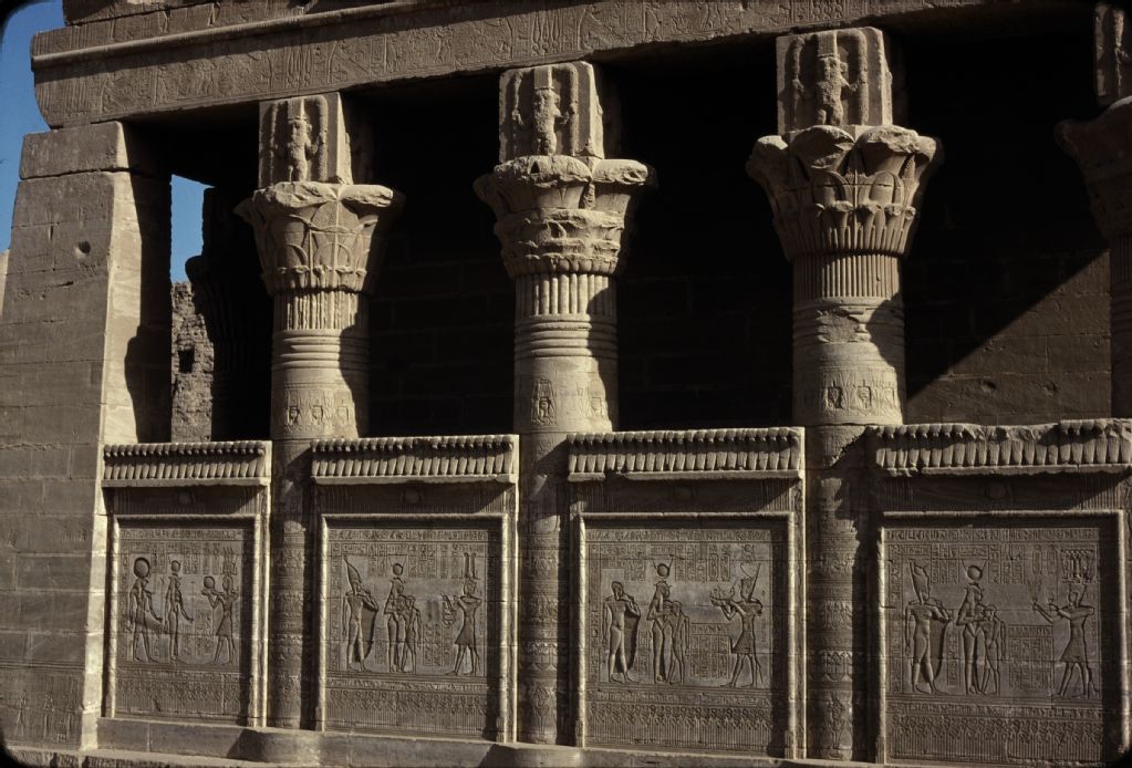 Dendara, Hathor-Tempel, Säulen-Südseite Mamisis