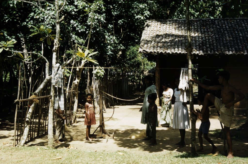 Kinder vor einer Hütte, Ceylon