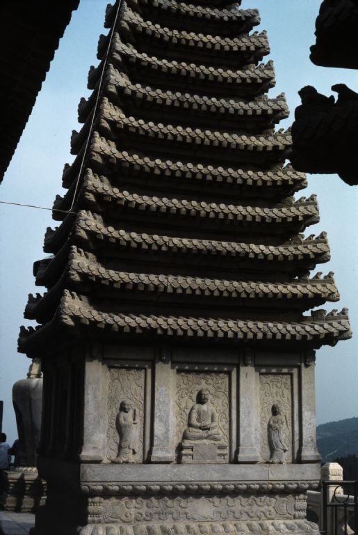 Beijing, temple Bi-yün-si, stupa on roof