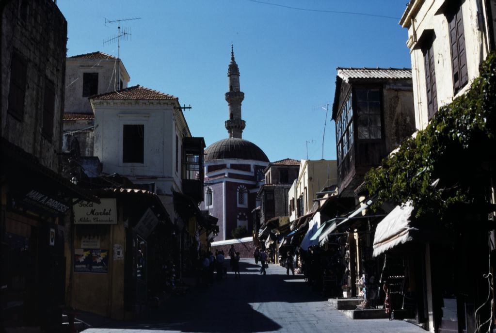 Rhodos, Sokrates-Strasse mit Sultan Suleyman Moschee