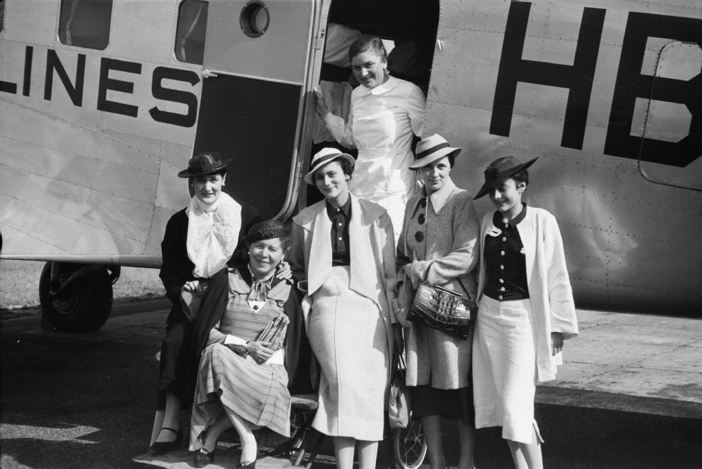 Five elegant ladies with hats and hostess in front of a Douglas DC-2 of Swissair in Dübendorf