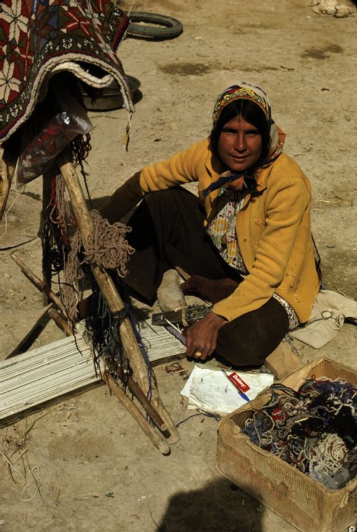Pir-i Bakran, former Kashkai nomad at the loom