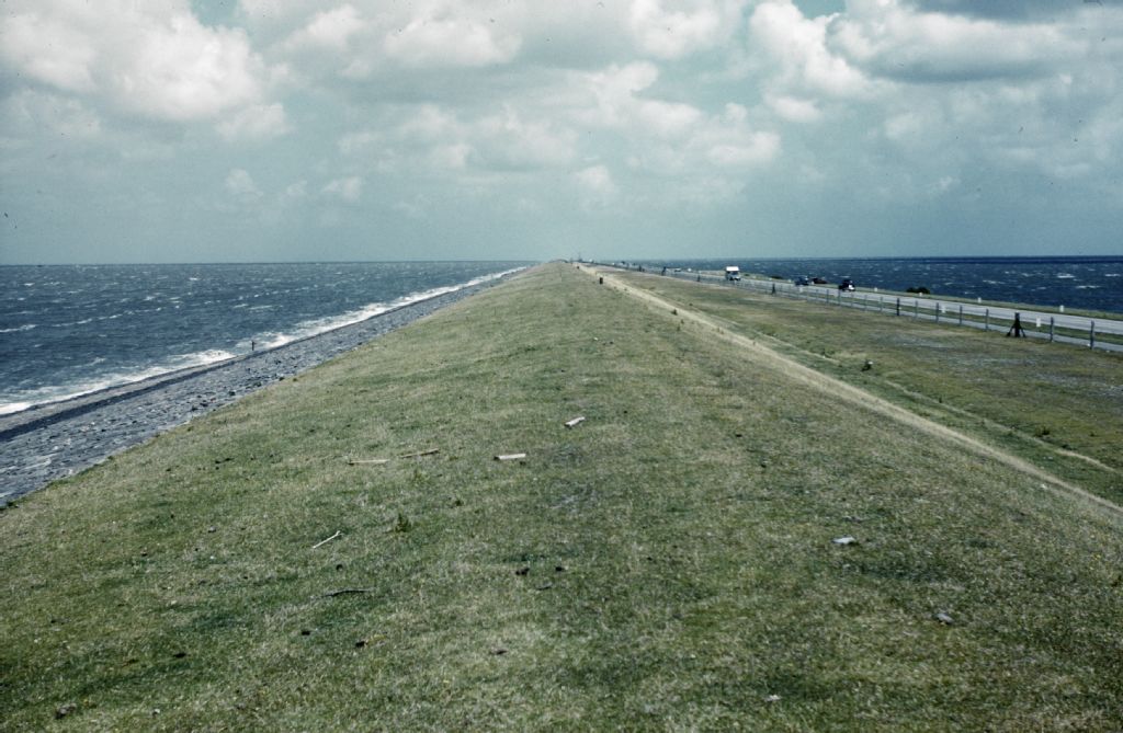 Final dike, left North Sea, right Ijsselmeer
