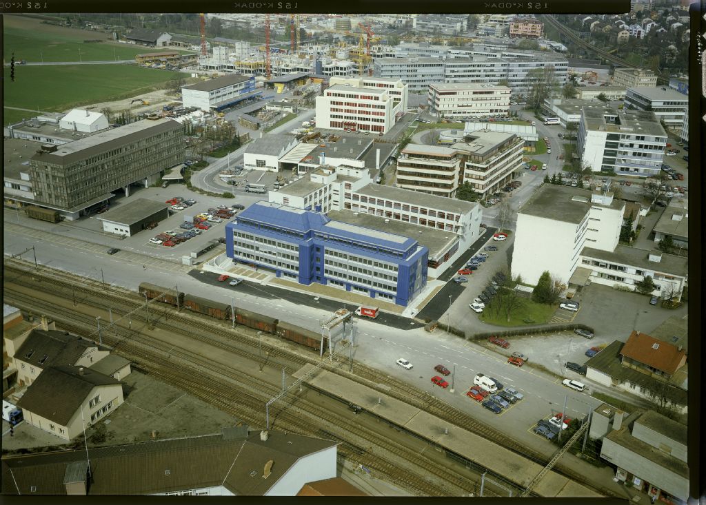 Glattbrugg, industry, commercial area Blaues Haus, commercial building Karl Steiner AG