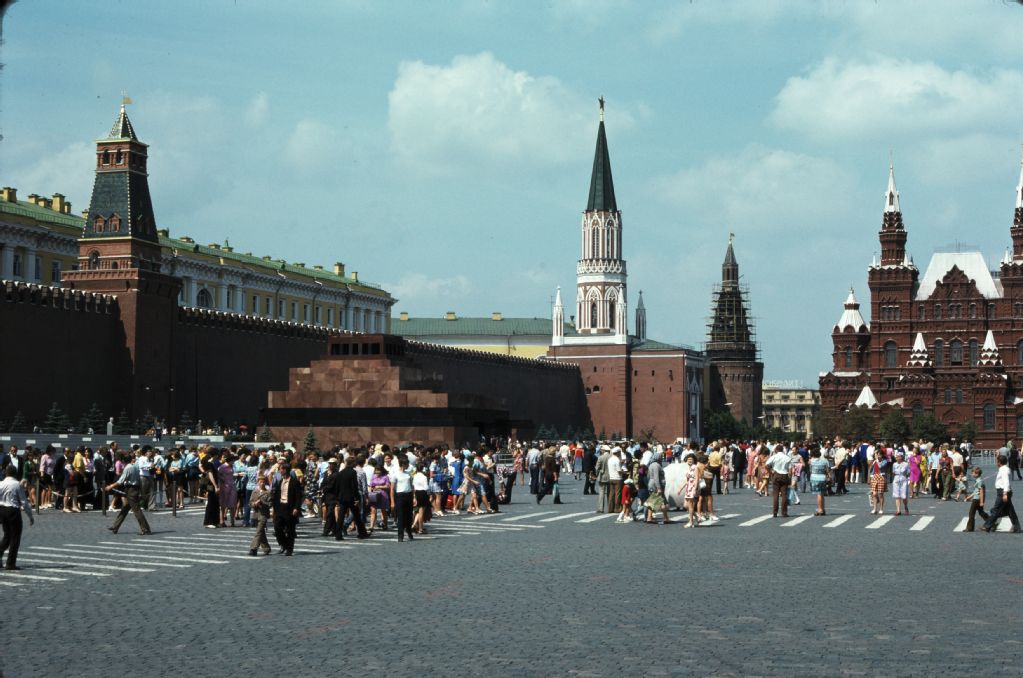 Moscow, Krasnaya = Red Square, Kremlin Wall, background Historical Museum