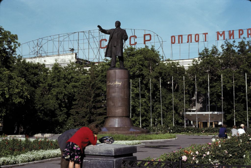 Omsk, Lenin monument at the railroad station