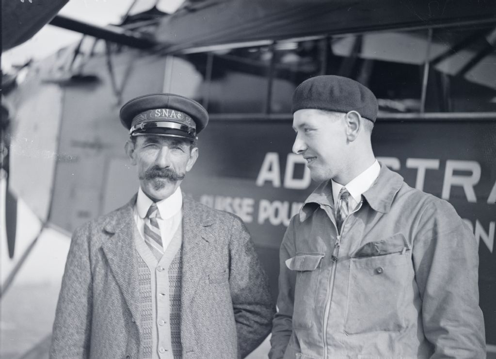 Wegmann mit dem Flugplatzchef in Marseille