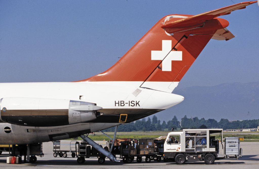 Frachtverlad in die McDonnell Douglas DC-9-51, HB-ISK "Höri" in Zürich-Kloten