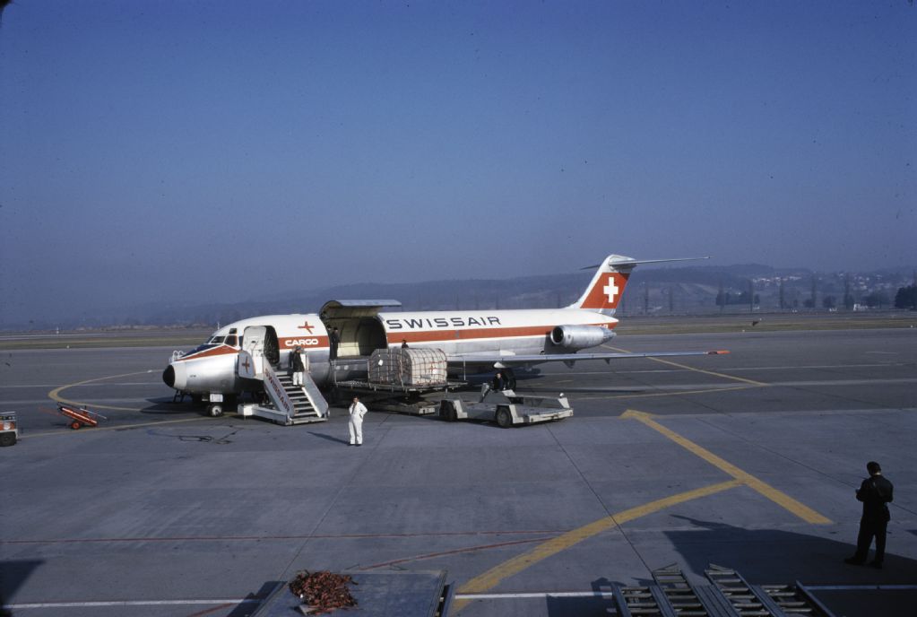 Frachtverlad in die McDonnell Douglas DC-9-33 F Freighter, HB-IFW "Payerne" in Zürich-Kloten