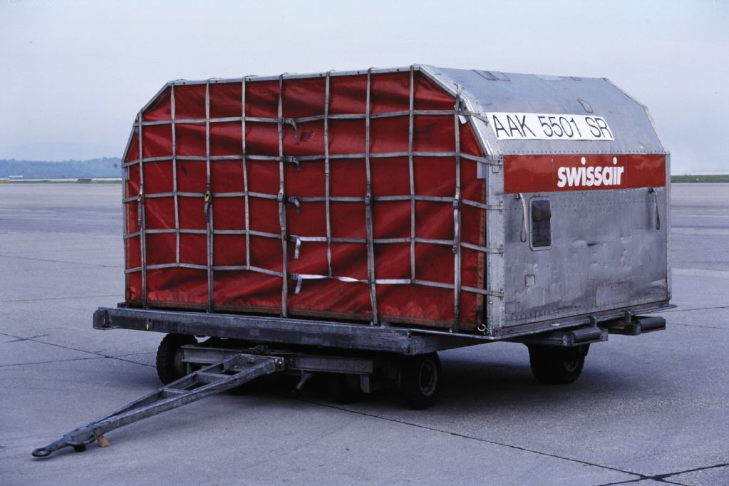 Fracht-Container der Swissair in Zürich-Kloten