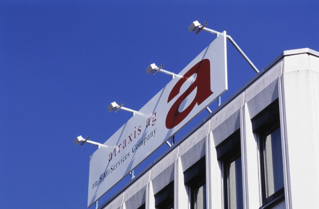 Gebäude mit Logos der Swissair-Tochter Atraxis