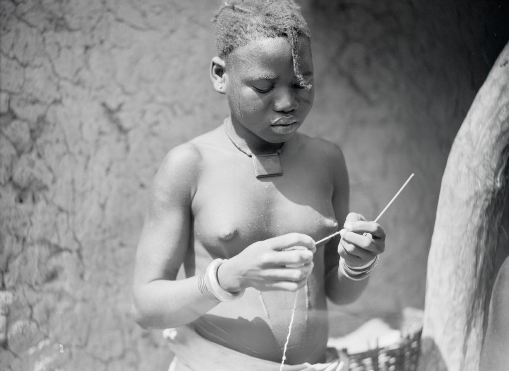With a simple hand spindle, this young mossi girl turns the cotton she just picked into yarn