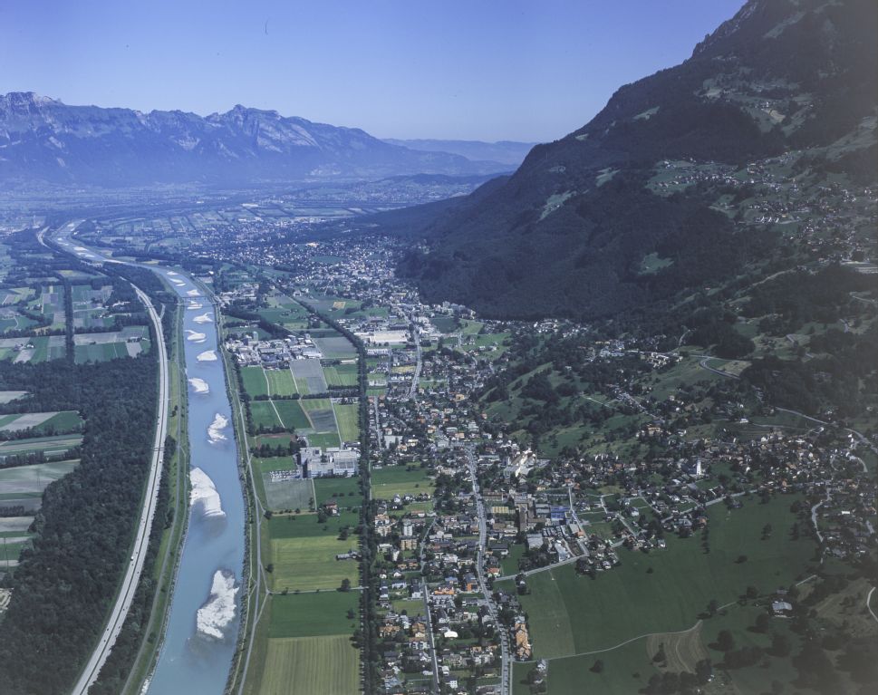 Triesen, Vaduz, Rhine, view to the north (N)