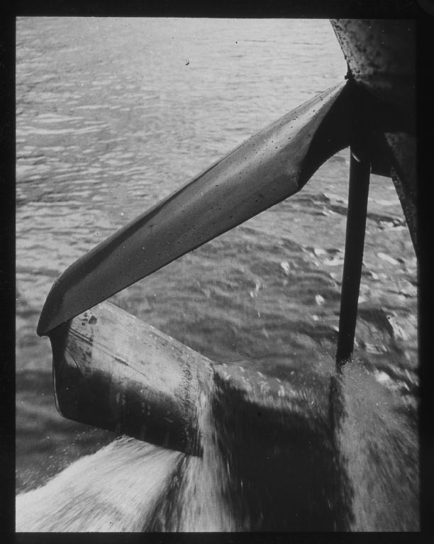 Tragflügelboot PT 10, vorderer Tragflügel im Wasser: Detailaufnahme