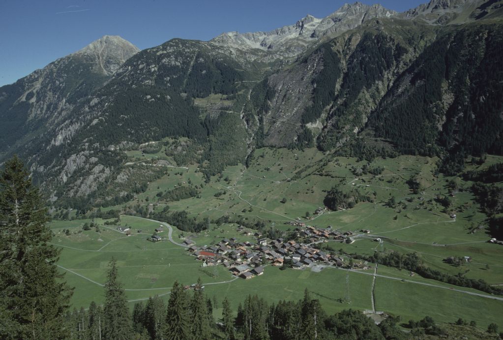 Guttannen BE, south view of Guttannen with south-southwest slope, Graustock and Mährenhorn