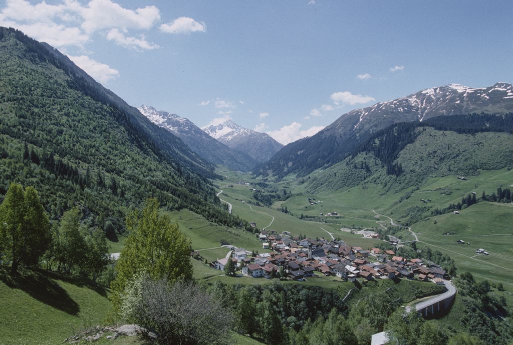 Medel (Lucmagn) GR, Rundblick (Nordostansicht) ins Val Medel mit Curaglia Curaglia, Piz Pazzola, Piz Cristallina