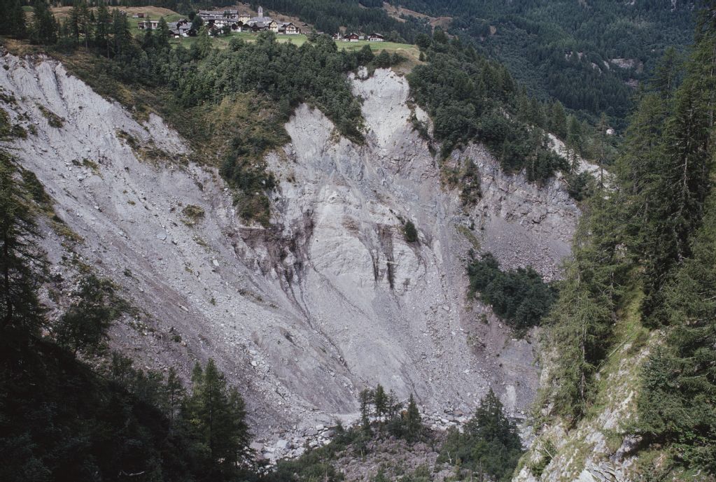 Campo (Vallemaggia) TI, Campo and Cimalmotto with southeast slope, Pizzo Bombögn, upper Valle di Campo