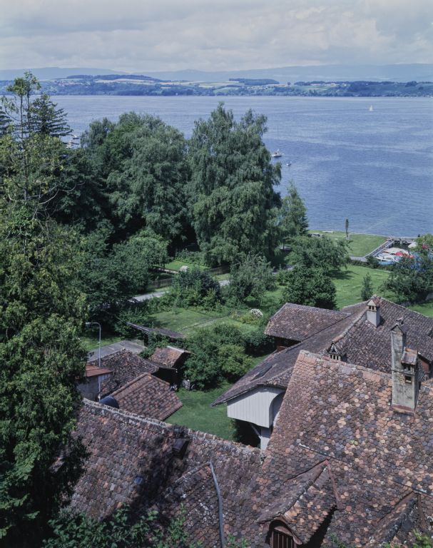 Murten FR, panoramic view (southeast view) over the old town to the lake basin
