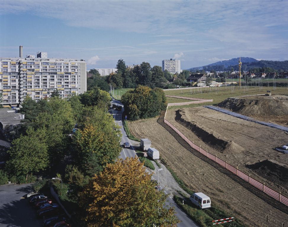 Bern BE, Blick (Nordansicht) vom Gäbelbachwohnhaus 70 auf das Brünnenfeld