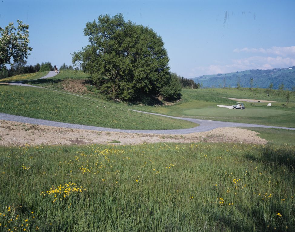 Risch ZG, On golf course southeast of Holzhäusern with the Kathrinenhof, in the background the Zugerberg, Buonas and Rigi