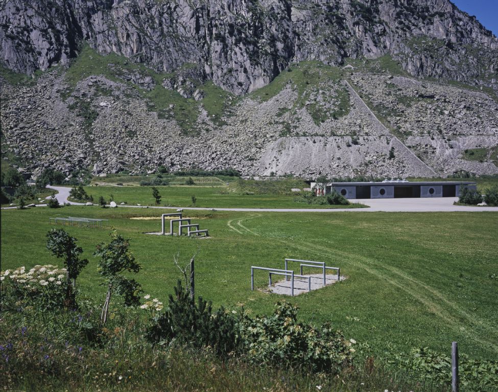 Andermatt UR, south view of the Eiboden military training area with battlefield and buildings