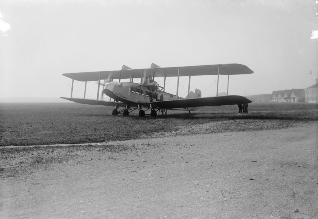 Handley Page Type W. 8 "Prince Henry", G-EBBI on the ground in Dübendorf