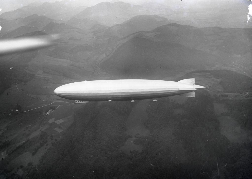 Zeppelin D-LZ 127 "Graf Zeppelin" in flight