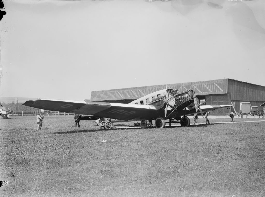 Junkers G 23, D-1018 of Lufthansa on the ground in Dübendorf