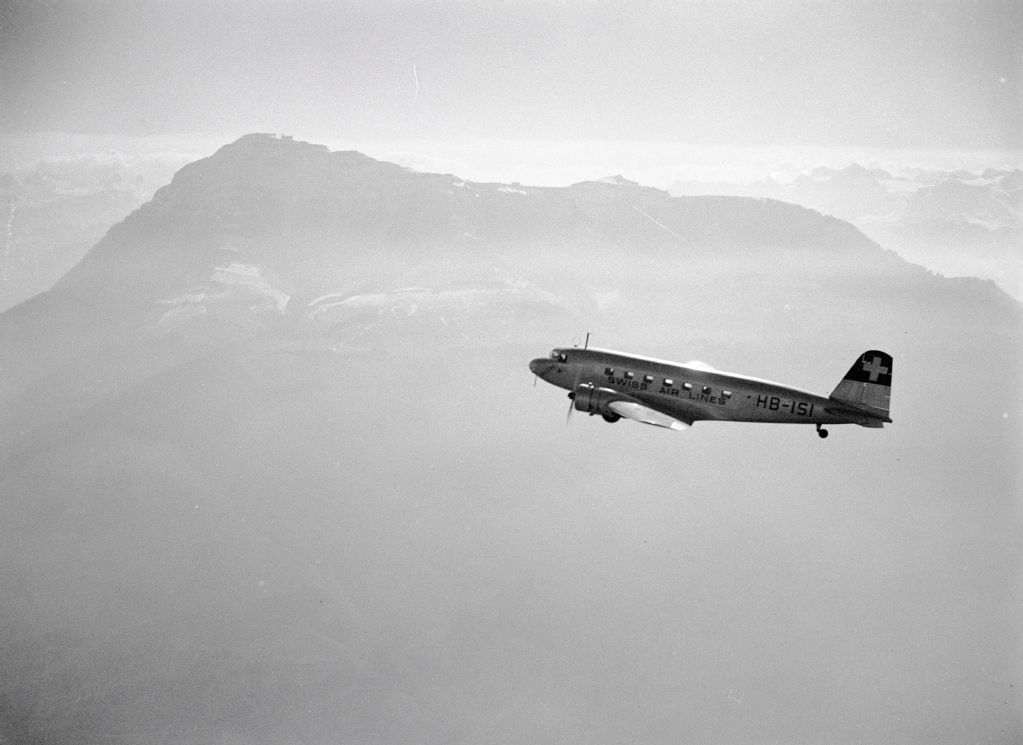 Douglas DC-2-115-D, HB-ISI in flight at the Rigi above Küssnacht SZ, looking southeast (SE)
